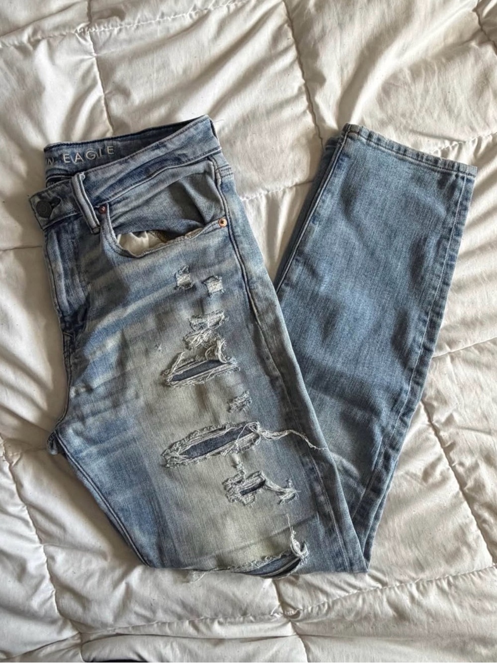American Eagle Outfitters Light Blue Distressed Men’s Relaxed Jeans